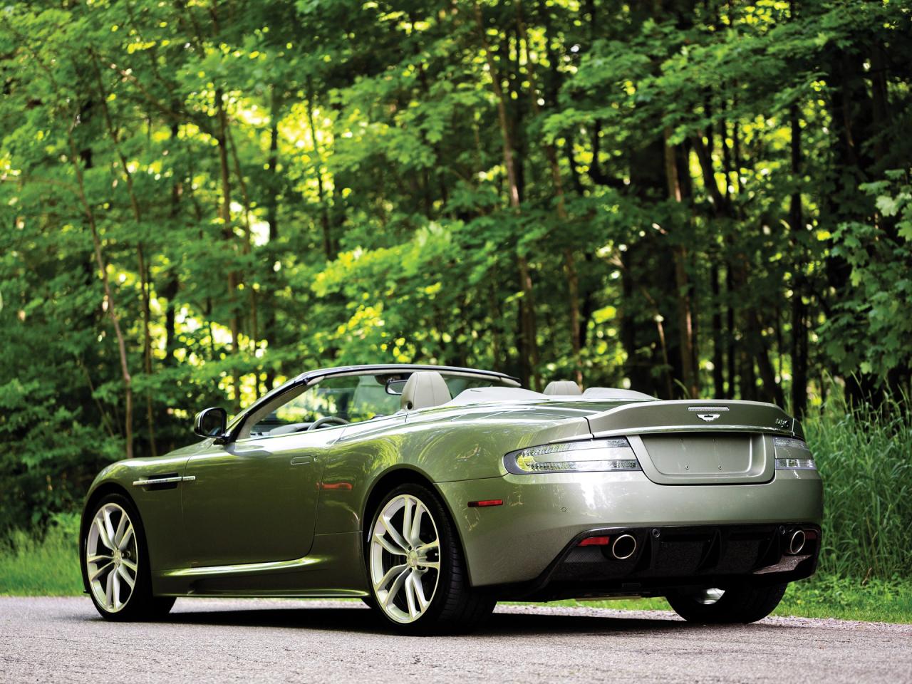 Luxury And Style: The 2010 Aston Martin DBS Volante